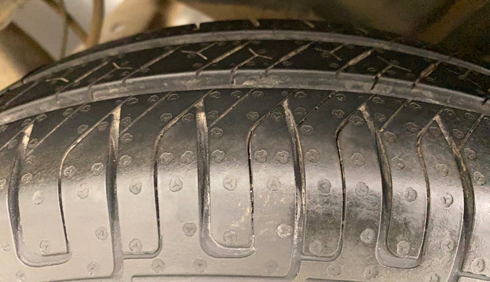 2019 Renault TRIBER RXZ, Petrol, Manual, 42,304 km, Left Rear Tyre Tread