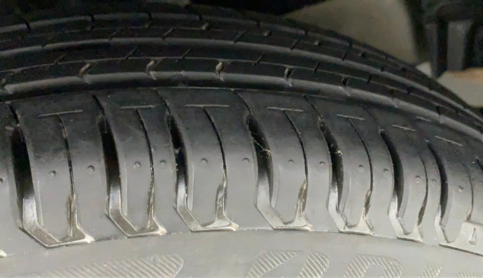 2018 Maruti Swift LXI D, Petrol, Manual, 3,516 km, Right Rear Tyre Tread