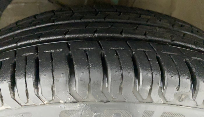 2018 Maruti Swift LXI D, Petrol, Manual, 3,516 km, Left Front Tyre Tread