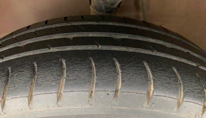 2016 Maruti Alto K10 VXI (O), Petrol, Manual, 1,26,243 km, Left Front Tyre Tread