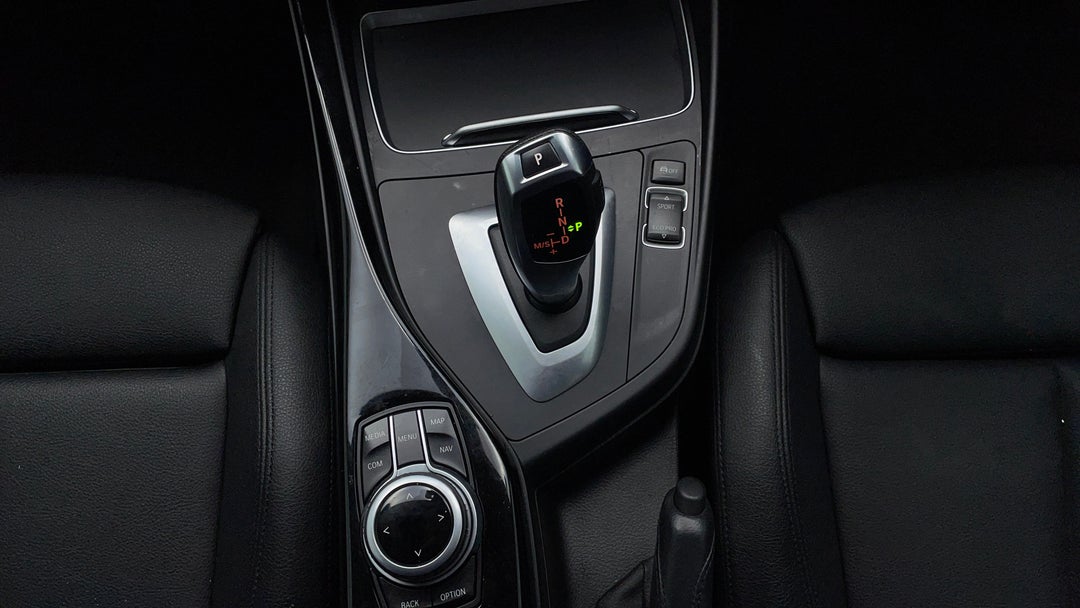 2017 BMW 1 18i Sport Line, Automatic, 94204 km, Gear Lever 