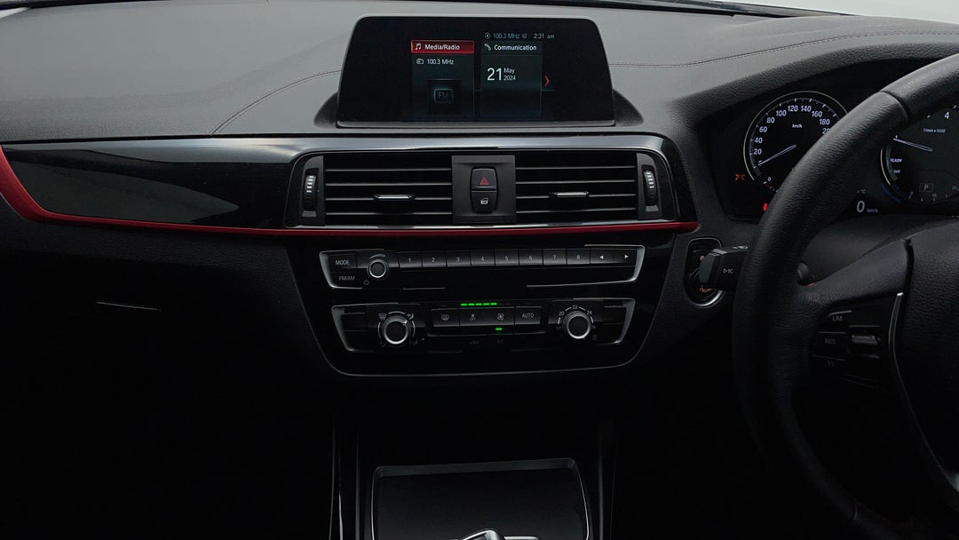 2017 BMW 1 18i Sport Line, Automatic, 94204 km, Center Console