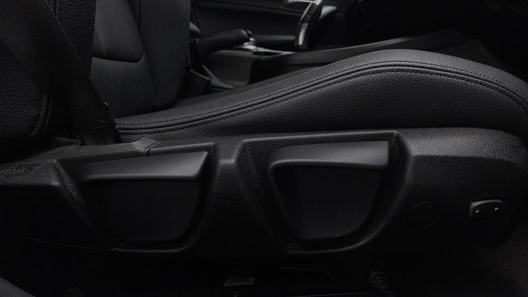 2017 BMW 1 18i Sport Line, Automatic, 94204 km, Drivers Side Adjustment Panel