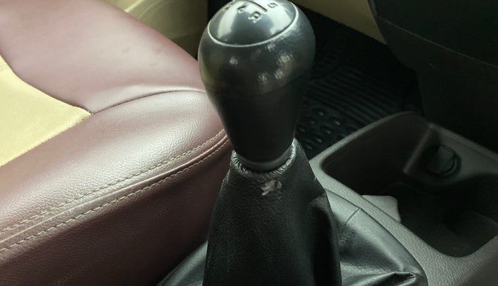 2012 Hyundai Eon MAGNA PLUS, Petrol, Manual, 76,556 km, Gear lever - Boot cover slightly torn