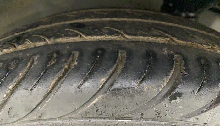 2015 Hyundai Eon MAGNA +, Petrol, Manual, 22,220 km, Right Front Tyre Tread