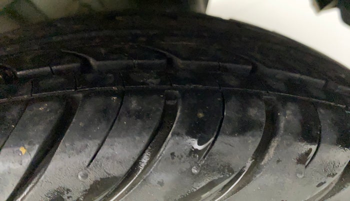 2015 Hyundai Eon MAGNA +, Petrol, Manual, 22,220 km, Left Rear Tyre Tread