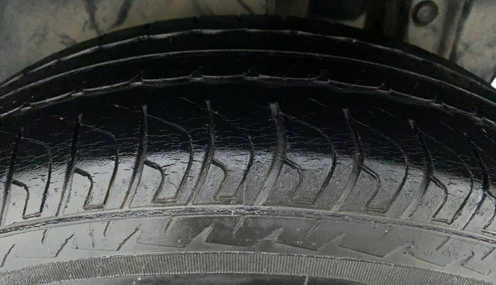 2015 Maruti Swift VXI D, Petrol, Manual, 24,955 km, Left Rear Tyre Tread