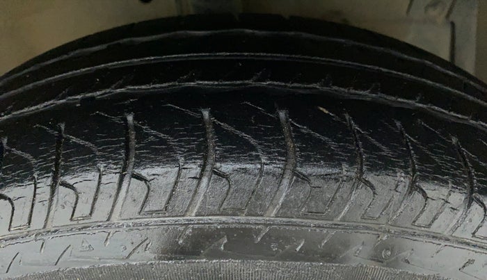 2015 Maruti Swift VXI D, Petrol, Manual, 24,955 km, Right Front Tyre Tread