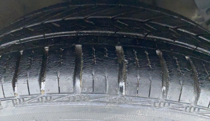 2016 Hyundai Xcent SX 1.2, Petrol, Manual, 26,154 km, Right Front Tyre Tread