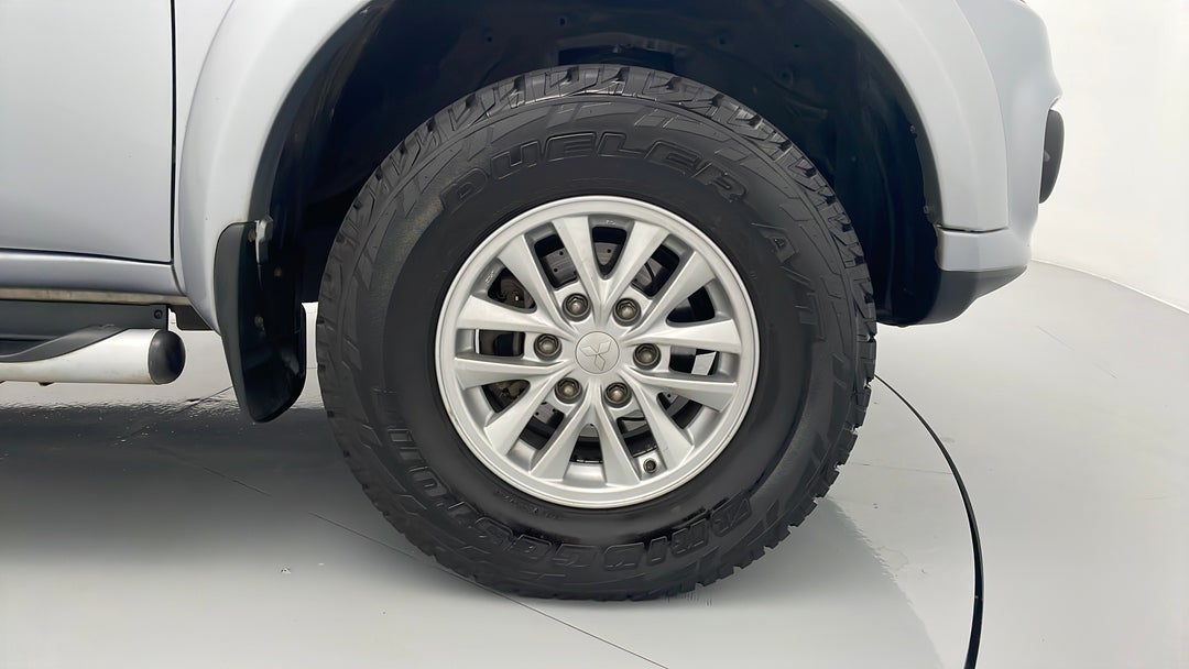 2015 Mitsubishi Challenger (4x4), Automatic, 115096 km, Right Front Wheel