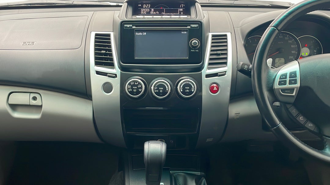 2015 Mitsubishi Challenger (4x4), Automatic, 115096 km, Center Console