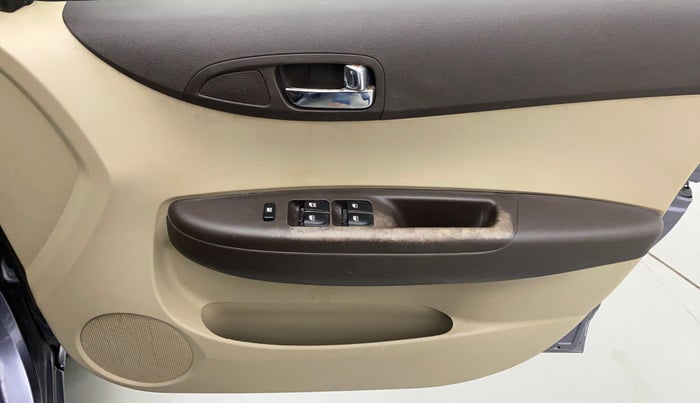 2011 Hyundai i20 MAGNA O 1.2, Petrol, Manual, 24,554 km, Driver Side Door Panels Control