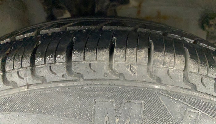 2013 Hyundai i10 MAGNA 1.1, CNG, Manual, 14,697 km, Right Front Tyre Tread