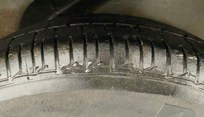 2013 Hyundai i10 MAGNA 1.1, CNG, Manual, 14,697 km, Left Rear Tyre Tread