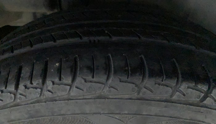 2017 Maruti Ciaz DELTA 1.3 DDIS SHVS, Diesel, Manual, 86,453 km, Right Rear Tyre Tread