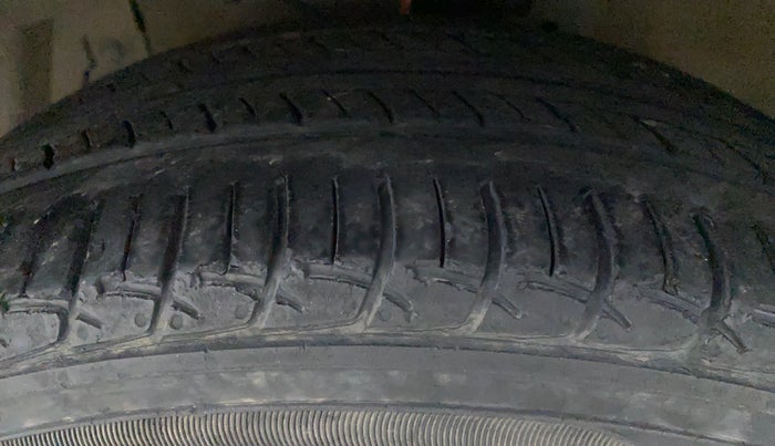 2017 Maruti Ciaz DELTA 1.3 DDIS SHVS, Diesel, Manual, 86,453 km, Left Front Tyre Tread