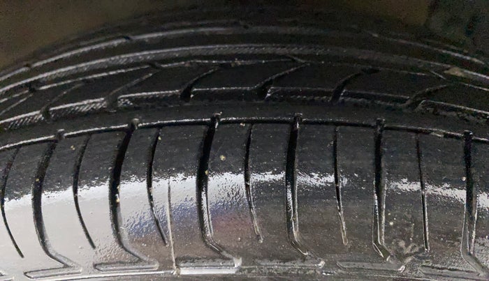 2014 Maruti Swift Dzire VDI, Diesel, Manual, 1,13,447 km, Right Front Tyre Tread