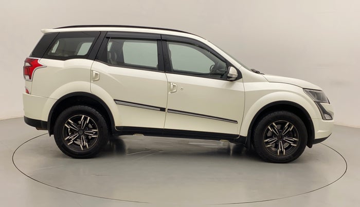 2018 Mahindra XUV500 W7 AT, Diesel, Automatic, 1,26,204 km, Right Side View