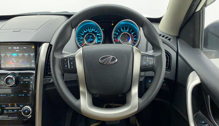 2018 Mahindra XUV500 W7 AT, Diesel, Automatic, 1,26,204 km, Steering Wheel Close Up