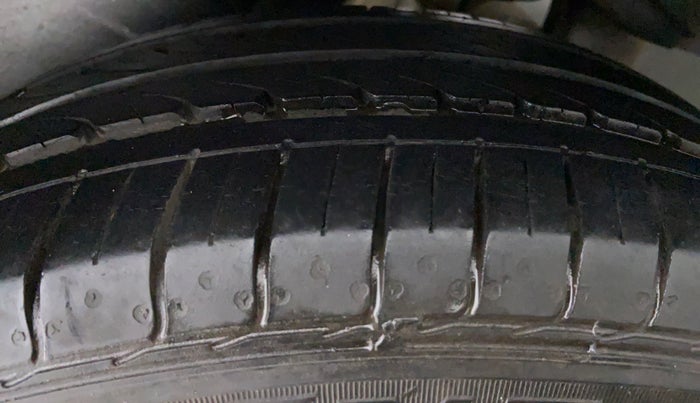 2016 Maruti Ciaz VXI PLUS, Petrol, Manual, 35,554 km, Left Rear Tyre Tread