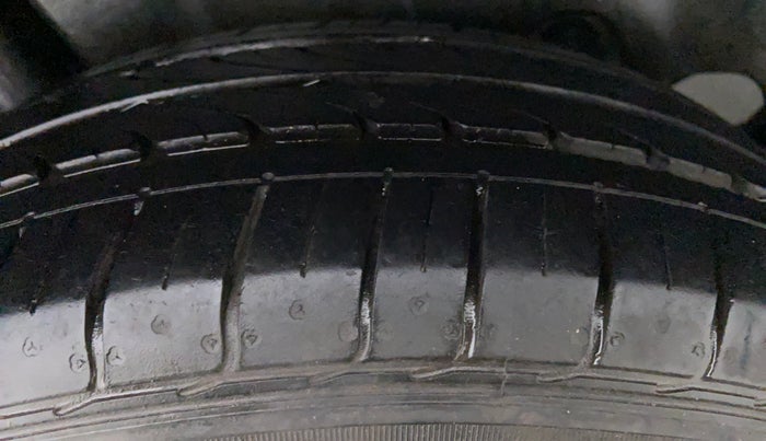 2016 Maruti Ciaz VXI PLUS, Petrol, Manual, 35,554 km, Left Front Tyre Tread