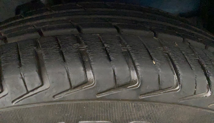 2010 Maruti A Star VXI, Petrol, Manual, 70,875 km, Left Front Tyre Tread
