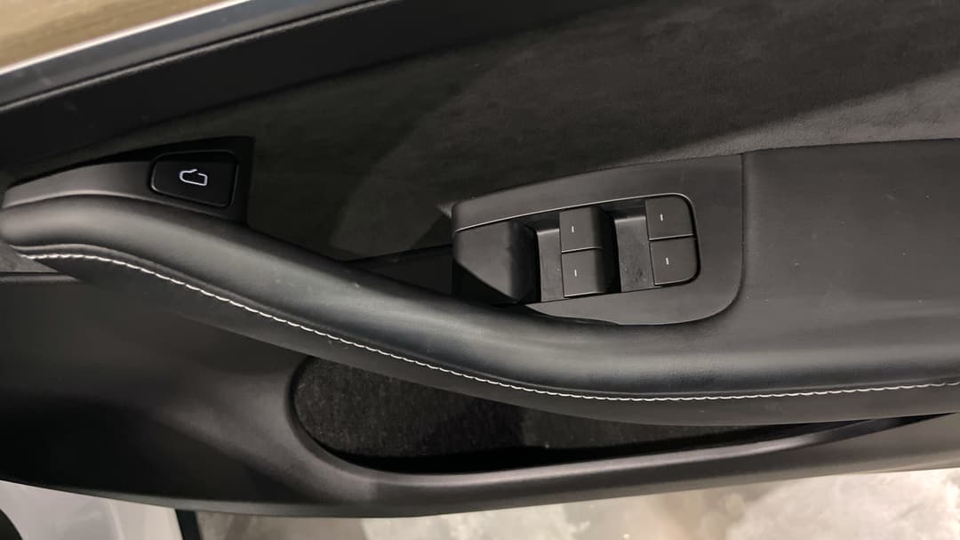 2023 Tesla Model Y Rear-wheel Drive, Automatic, 22321 km, Drivers Side Door Panel Controls