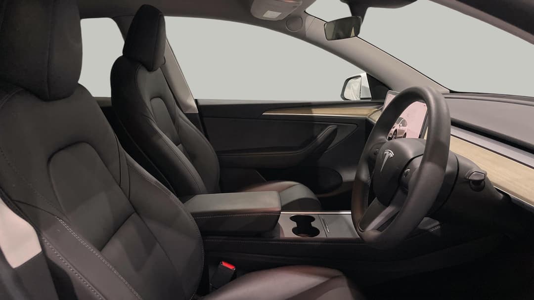2023 Tesla Model Y Rear-wheel Drive, Automatic, 22321 km, Right Side Front Door Cabin View