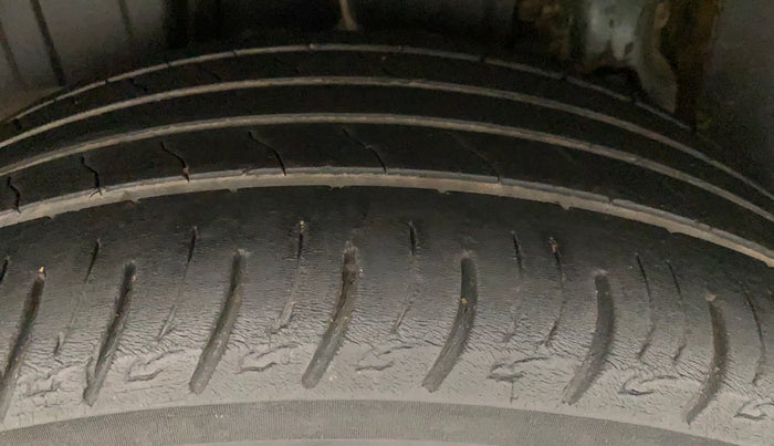 2019 Mahindra XUV300 W8 (O) 1.2 PETROL, Petrol, Manual, 56,795 km, Right Rear Tyre Tread