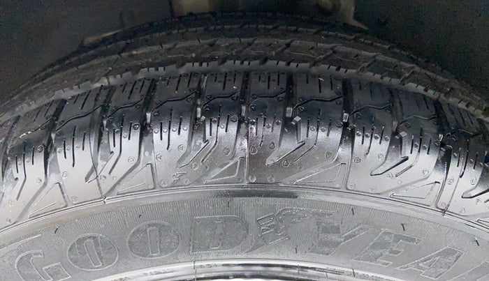 2018 Mahindra XUV500 W7 FWD, Diesel, Manual, 39,584 km, Left Front Tyre Tread