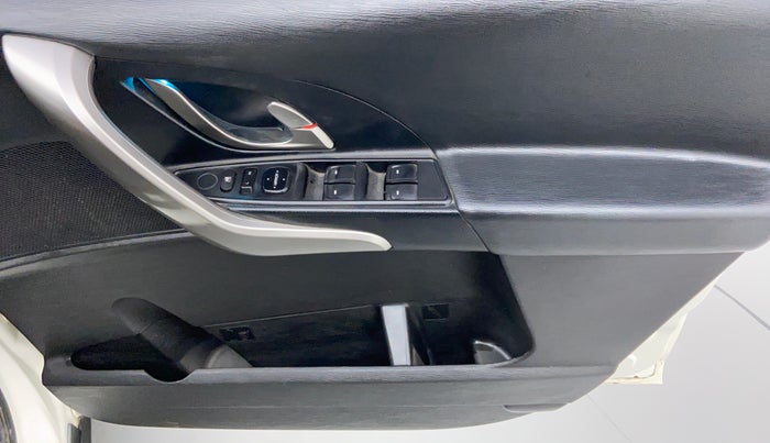 2018 Mahindra XUV500 W7 FWD, Diesel, Manual, 39,584 km, Driver Side Door Panels Control