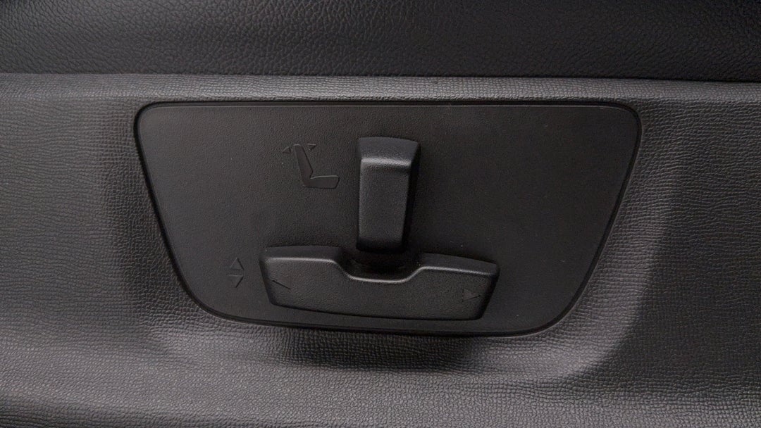 2017 Holden Trailblazer Ltz (4x4), Automatic, 110099 km, Drivers Side Adjustment Panel