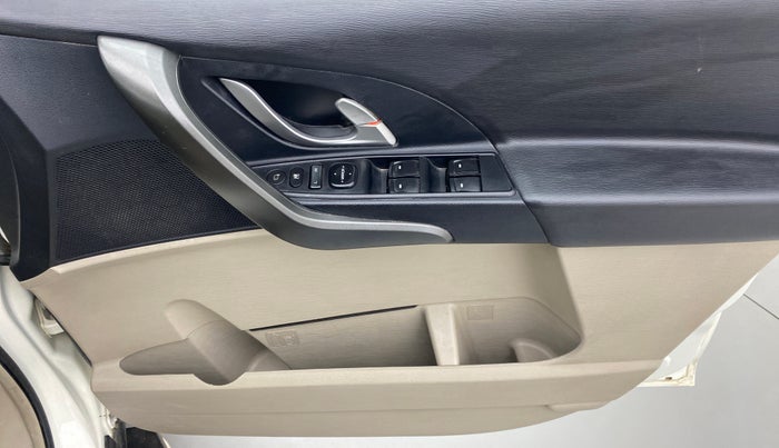 2017 Mahindra XUV500 W6 4X2, Diesel, Manual, 21,818 km, Driver Side Door Panels Control