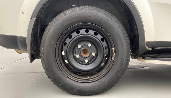 2017 Mahindra XUV500 W6 4X2, Diesel, Manual, 21,818 km, Right Rear Wheel