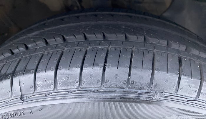2016 Hyundai Elite i20 MAGNA 1.2, Petrol, Manual, 66,869 km, Right Front Tyre Tread