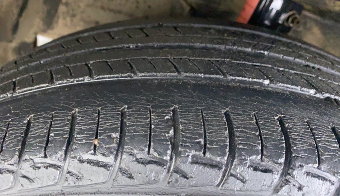 2016 Maruti Ciaz VXI PLUS, CNG, Manual, 83,441 km, Left Front Tyre Tread