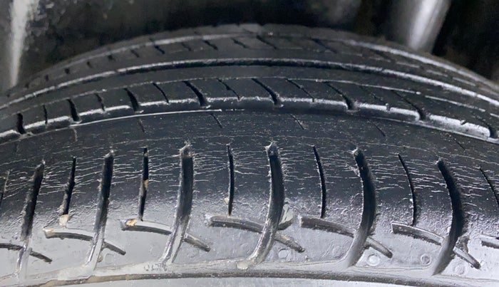 2016 Maruti Ciaz VXI PLUS, CNG, Manual, 83,441 km, Left Rear Tyre Tread