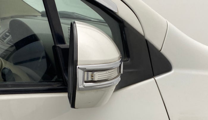 2015 Maruti Ertiga VDI ABS, Diesel, Manual, 35,376 km, Right rear-view mirror - Indicator light has minor damage