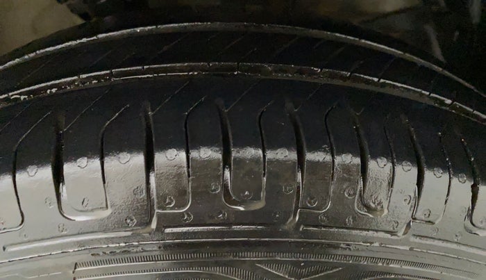 2014 Maruti Swift VXI, Petrol, Manual, 51,903 km, Left Front Tyre Tread