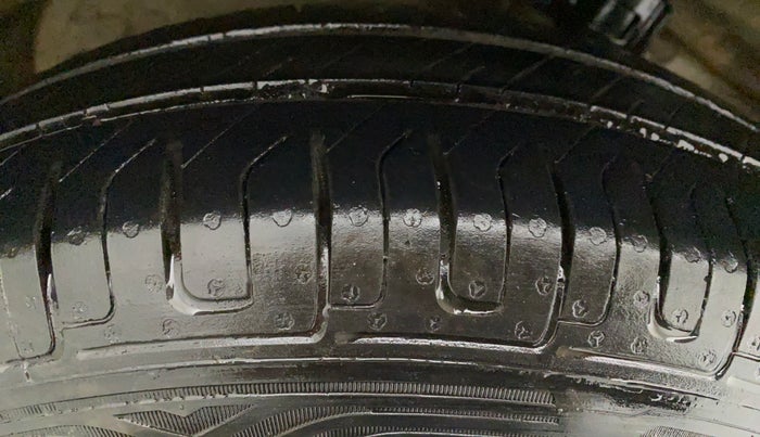 2014 Maruti Swift VXI, Petrol, Manual, 51,903 km, Right Rear Tyre Tread