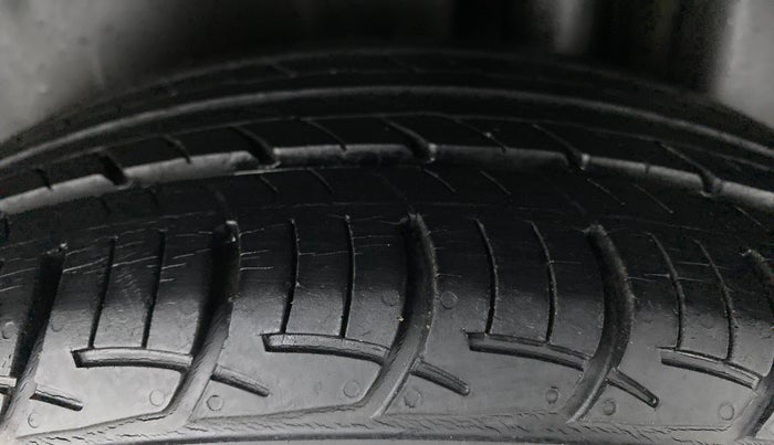 2017 Maruti Ciaz VXI PLUS, Petrol, Manual, 27,678 km, Left Rear Tyre Tread