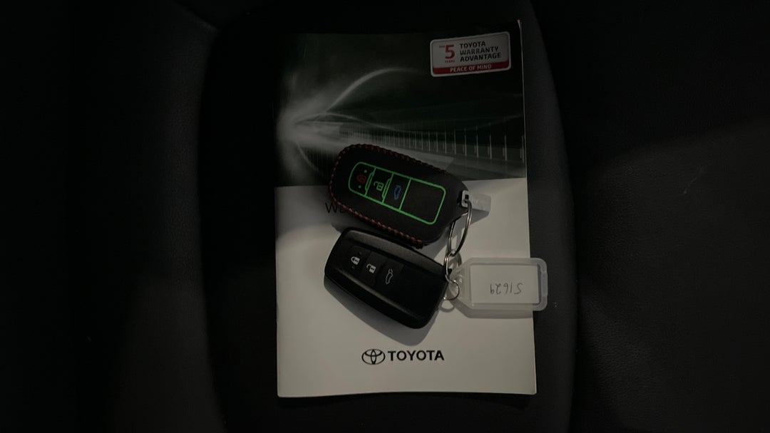 2021 Toyota RAV4 Cruiser (AWD) Hybrid, Automatic, 49840 km, Key Close-up