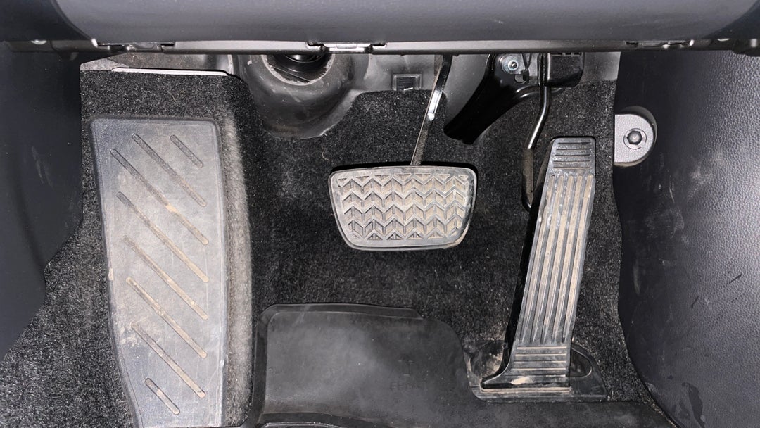 2021 Toyota RAV4 Cruiser (AWD) Hybrid, Automatic, 49840 km, Pedals and Footmat