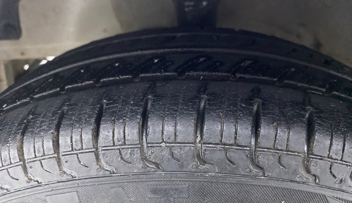 2015 Hyundai Eon ERA PLUS, Petrol, Manual, 17,431 km, Left Front Tyre Tread