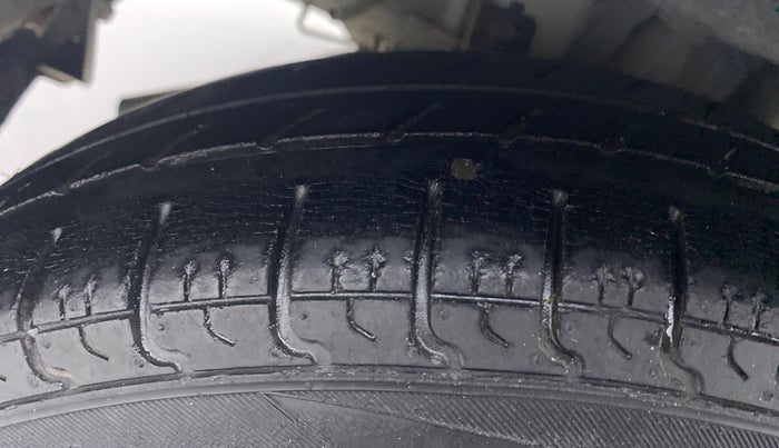 2015 Hyundai Eon ERA PLUS, Petrol, Manual, 17,431 km, Right Rear Tyre Tread