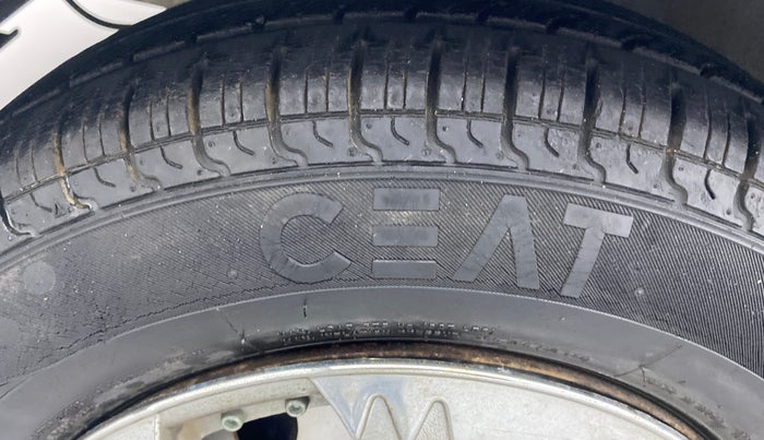 2015 Hyundai Eon ERA PLUS, Petrol, Manual, 17,431 km, Left front tyre - Minor crack