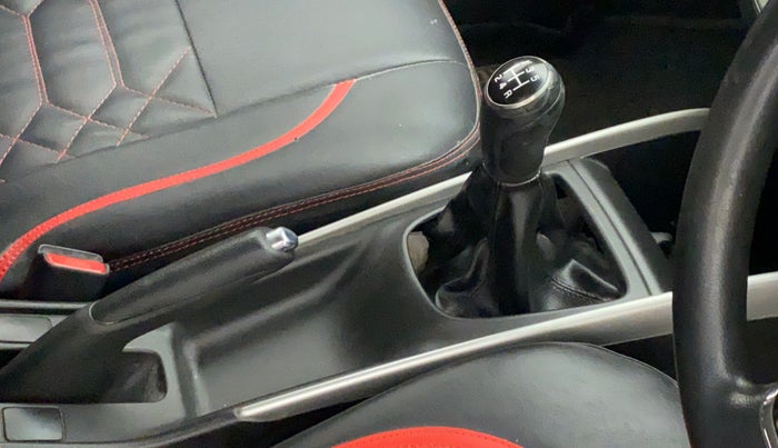2017 Maruti Baleno DELTA PETROL 1.2, CNG, Manual, 1,01,522 km, Gear lever - Knob has minor damage