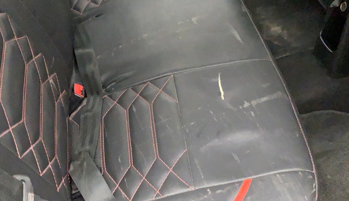 2017 Maruti Baleno DELTA PETROL 1.2, CNG, Manual, 1,01,522 km, Second-row right seat - Cover slightly torn