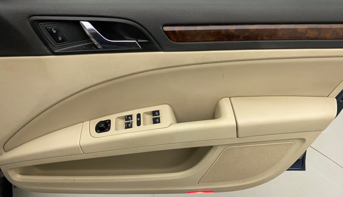 2015 Skoda Superb ELEGANCE 1.8 TSI AT, Petrol, Automatic, 81,945 km, Driver Side Door Panels Control
