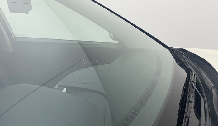 2022 Mahindra XUV300 W8 1.2 PETROL, Petrol, Manual, 4,932 km, Front windshield - Minor spot on windshield